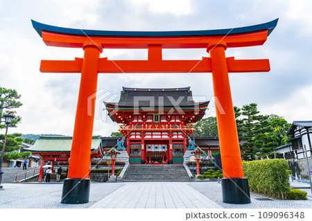 Fushimi Inari Taisha Shrine Torii and Tower Gate in Summer, Kyoto City, Kyoto Prefecture 109096348