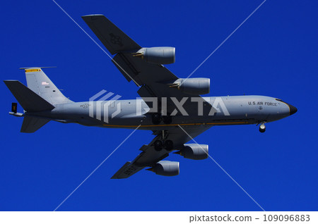C-135 Stratotanker 降落在橫田空軍基地 C-135 Stratotanker 降落在橫田空軍基地 109096883