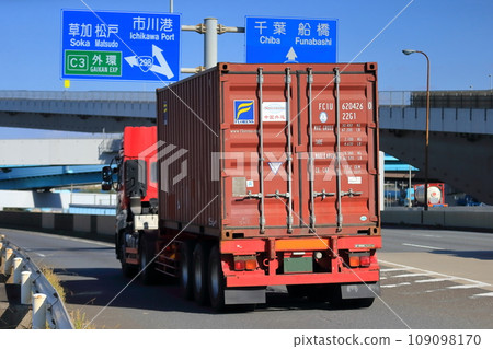 Trailer truck image 109098170