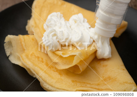 Crepe squeeze fresh cream 109098808