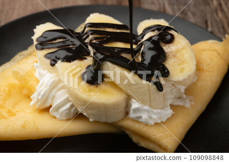 Crepe with chocolate sauce 109098848