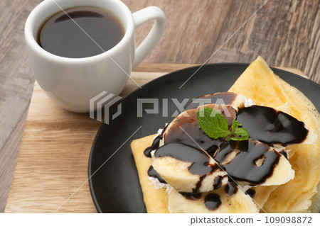crepe and coffee 109098872