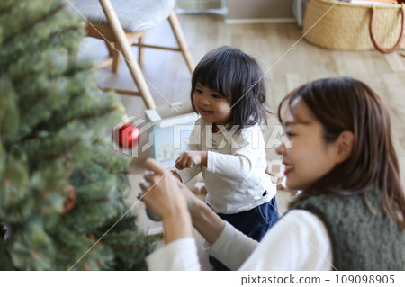Parent and child decorating the Christmas tree 109098905