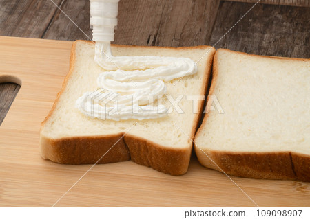 Fruit sandwich squeeze fresh cream Fruit sandwich squeeze fresh cream 109098907