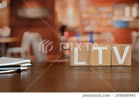 帶有木質立方體的咖啡桌，內襯 LTV 109098945