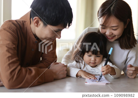 家長和孩子寫新年賀卡 109098982