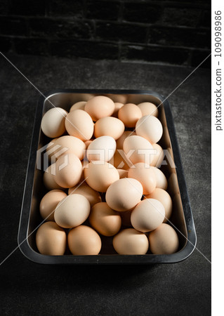 many eggs are in the box many eggs are in the box 109098986