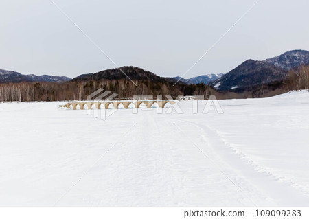 Taushubetsu river bridge in winter 109099283