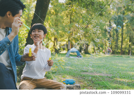 Father and son playing soap bubbles 109099331