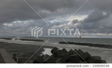 日本海富山灣的鉛色海水開始變得洶湧澎湃 109099590