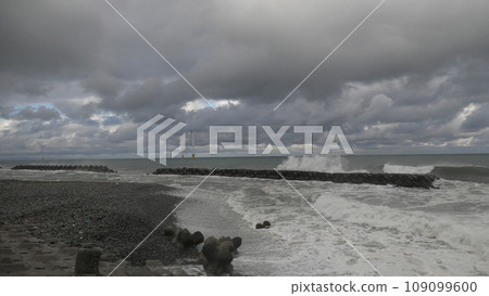 日本海富山灣的鉛色海水開始變得洶湧澎湃 日本海富山灣的鉛色海水開始變得洶湧澎湃 109099600