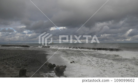 日本海富山灣的鉛色海水開始變得洶湧澎湃 109099602