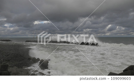 日本海富山灣的鉛色海水開始變得洶湧澎湃 日本海富山灣的鉛色海水開始變得洶湧澎湃 109099603