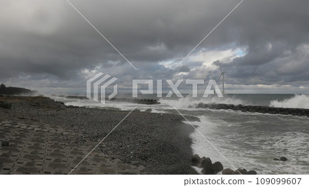 The lead-colored sea of Toyama Bay in the Sea of Japan begins to get rough The lead-colored sea of Toyama Bay in the Sea of Japan begins to get rough 109099607