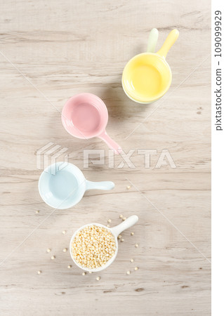 Sorghum rice in bowl 109099929