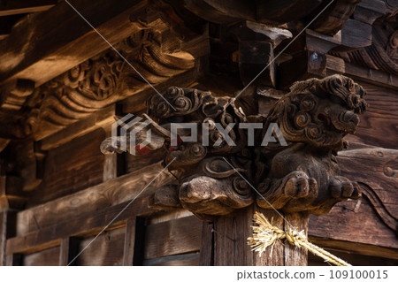 神社柱子的裝飾和雕刻(爆花/紫式花) 神社柱子的裝飾和雕刻(爆花/紫式花) 109100015
