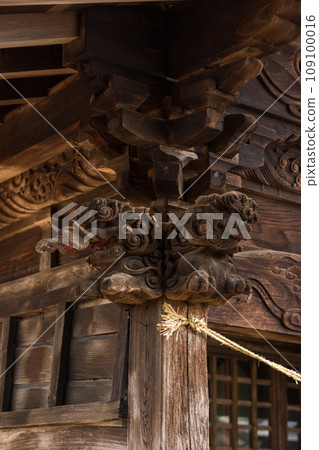 神社柱子的裝飾和雕刻(爆花/紫式花) 神社柱子的裝飾和雕刻(爆花/紫式花) 109100016