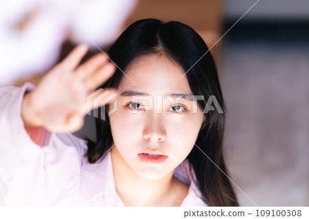 一位年輕女子對她的新生活感到興奮 109100308