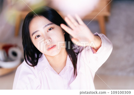 一位年輕女子對她的新生活感到興奮 109100309