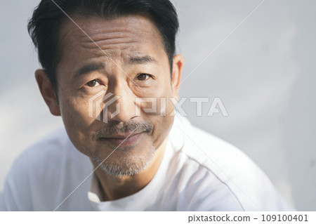 一名50多歲的男子對著鏡頭微笑 109100401