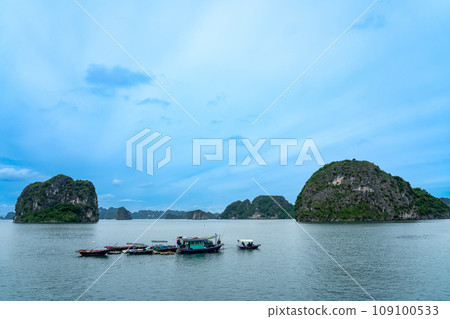 越南下龍灣的一艘供水上居民使用的船 越南下龍灣的一艘供水上居民使用的船 109100533