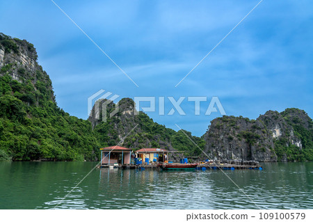 越南下龍灣的一艘供水上居民使用的船 越南下龍灣的一艘供水上居民使用的船 109100579