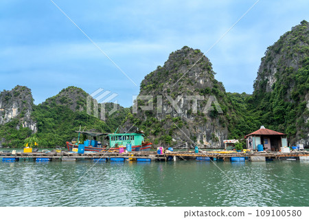 越南下龍灣的一艘供水上居民使用的船 越南下龍灣的一艘供水上居民使用的船 109100580