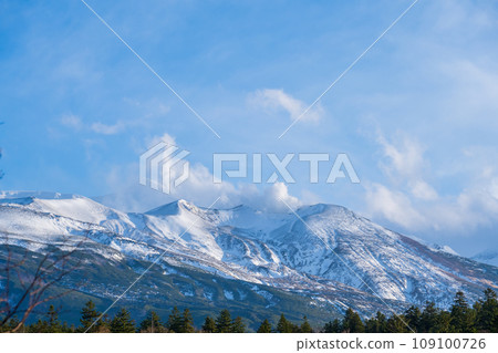 Refreshing blue skies and snow-capped scenery of Mt. Biei, Mt. Biei, and Mt. Tokachi.｜Biei Town, Hokkaido 109100726