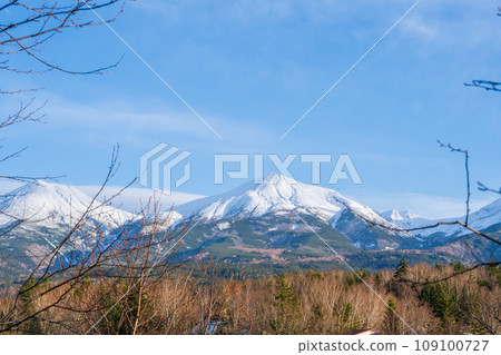 美瑛山、美瑛山、十勝山的藍天白雲和雪景｜北海道美瑤町 109100727