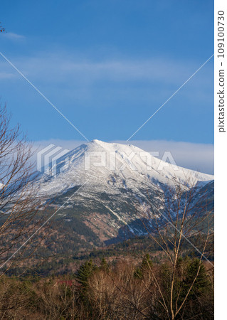 美瑛山、美瑛山、十勝山的藍天白雲和雪景｜北海道美瑤町 109100730