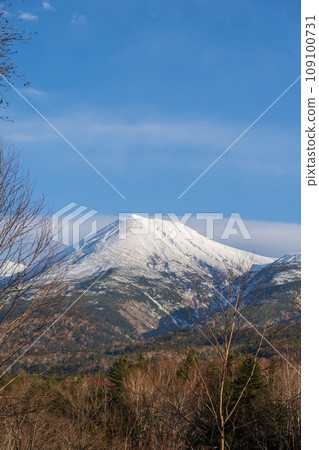 Refreshing blue skies and snow-capped scenery of Mt. Biei, Mt. Biei, and Mt. Tokachi.｜Biei Town, Hokkaido 109100731