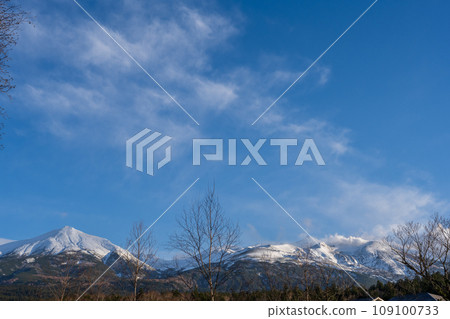 Refreshing blue skies and snow-capped scenery of Mt. Biei, Mt. Biei, and Mt. Tokachi.|Biei Town, Hokkaido Refreshing blue skies and snow-capped scenery of Mt. Biei, Mt. Biei, and Mt. Tokachi.|Biei Town, Hokkaido 109100733