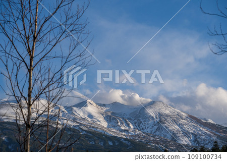美瑛山、美瑛山、十勝山的藍天白雲和雪景|北海道美瑤町 美瑛山、美瑛山、十勝山的藍天白雲和雪景|北海道美瑤町 109100734