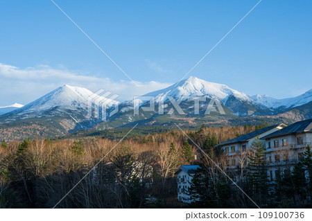 Refreshing blue skies and snow-capped scenery of Mt. Biei, Mt. Biei, and Mt. Tokachi.|Biei Town, Hokkaido Refreshing blue skies and snow-capped scenery of Mt. Biei, Mt. Biei, and Mt. Tokachi.|Biei Town, Hokkaido 109100736
