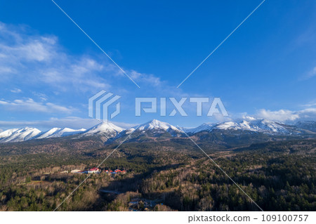 無人機攝影 | 空拍清新的藍天、白雪皚皚的美瑛山、美瑛富士山、十勝山 | 北海道美瑛町 109100757