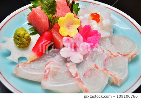 Assortment of delicious sashimi Assortment of delicious sashimi 109100760