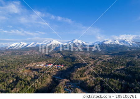 無人機攝影 | 空拍清新的藍天、白雪皚皚的美瑛山、美瑛富士山、十勝山 | 北海道美瑛町 無人機攝影 | 空拍清新的藍天、白雪皚皚的美瑛山、美瑛富士山、十勝山 | 北海道美瑛町 109100761