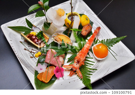 Hassun, a dish made with seasonal ingredients served at a Japanese restaurant 109100791