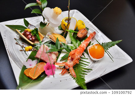 Hassun, a dish made with seasonal ingredients served at a Japanese restaurant 109100792
