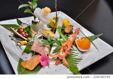 Hassun, a dish made with seasonal ingredients served at a Japanese restaurant 109100793