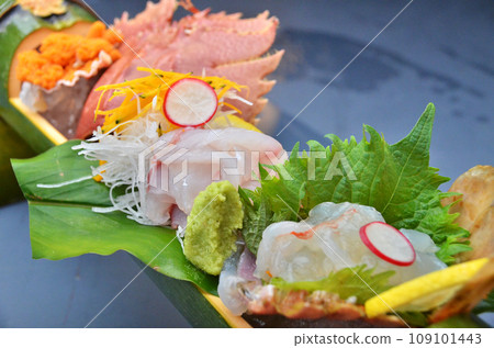 竹碗裡的內輪蝦生魚片 109101443