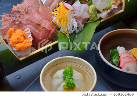 竹碗中的內輪蝦生魚片和醋鯨魚肉 竹碗中的內輪蝦生魚片和醋鯨魚肉 109101469