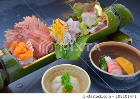 竹碗中的內輪蝦生魚片和醋鯨魚肉 竹碗中的內輪蝦生魚片和醋鯨魚肉 109101471