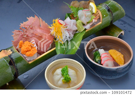 竹碗中的內輪蝦生魚片和醋鯨魚肉 竹碗中的內輪蝦生魚片和醋鯨魚肉 109101472