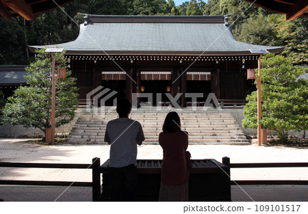 A shrine visited by young couples 109101517