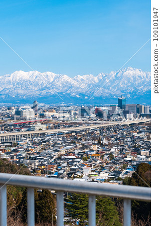 View of Toyama city and Tateyama mountain range from Kurehayama Park (winter) 109101947