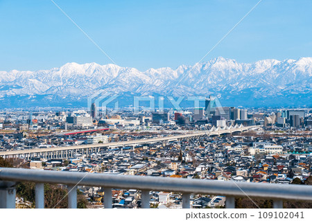 View of Toyama city and Tateyama mountain range from Kurehayama Park (winter) 109102041