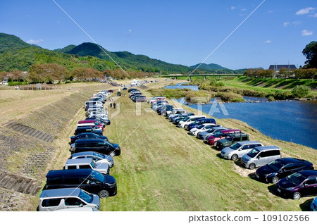 Temporary parking lot using the riverbed 109102566