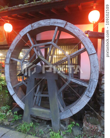 Japanese style wooden water wheel Japanese style wooden water wheel 109102589