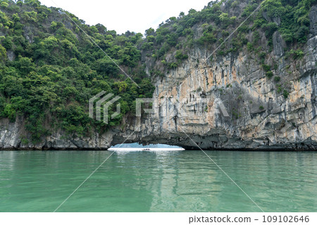 Vietnam: A person rows a kayak in Halong Bay, which is surrounded by strangely shaped rocks, and arrives at a tourist spot. Vietnam: A person rows a kayak in Halong Bay, which is surrounded by strangely shaped rocks, and arrives at a tourist spot. 109102646